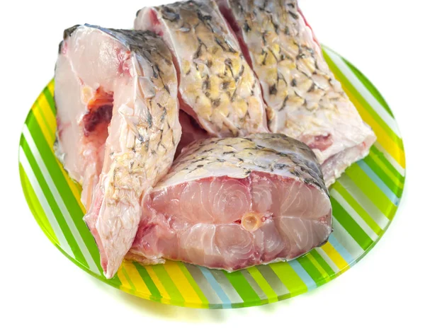 Potongan ikan mentah segar di piring terisolasi pada latar belakang putih — Stok Foto