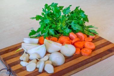 Taze soğan, sarımsak, havuç ve maydanoz mutfak tepsi