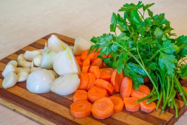 Taze soğan, sarımsak, havuç ve maydanoz mutfak tepsi