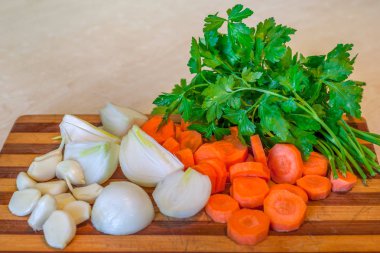 Taze soğan, sarımsak, havuç ve maydanoz mutfak tepsi