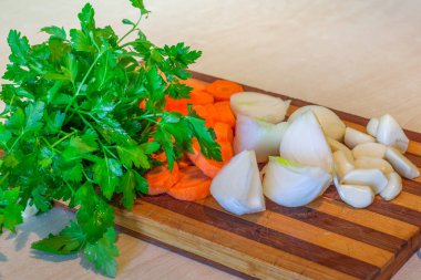Taze soğan, sarımsak, havuç ve maydanoz mutfak tepsi