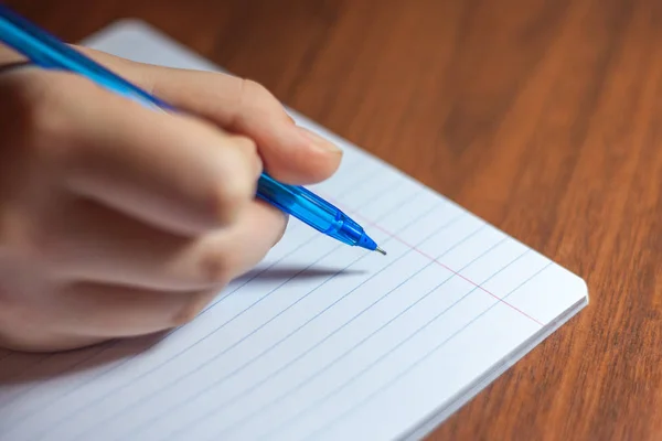Una foto cercana de una persona escribiendo una carta con una pluma —  Fotos de Stock