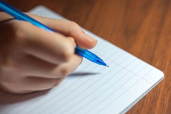 Ein nahes Foto einer Person, die einen Brief mit einem Stift schreibt Stockbild