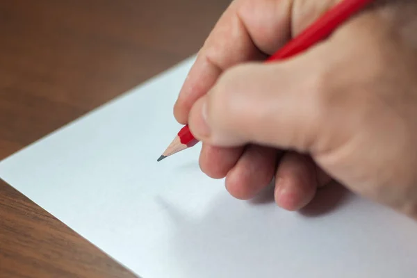 Una foto cercana de una persona escribiendo una carta con un lápiz — Foto de Stock