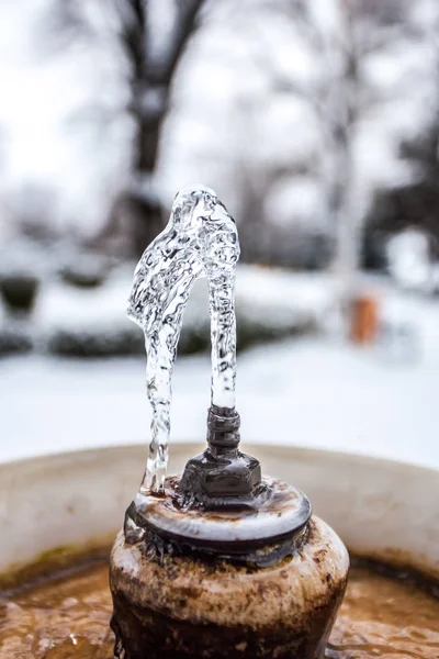 Detailní záběr kapky vody vytékající z fontány — Stock fotografie