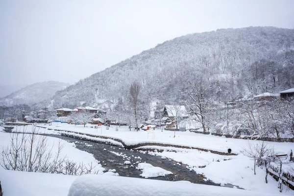 Villaggio coperto di neve sul passo Rikota, Georgia — Foto Stock