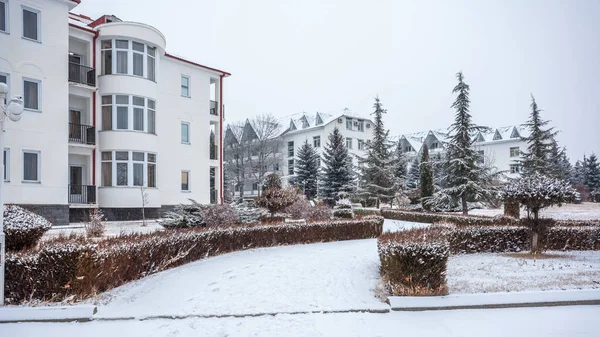 Kompleks salon na jezioro w Bazaleti w okresie zimowym, Dusheti, Ge — Zdjęcie stockowe