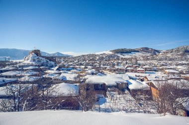 Shida Kartli bölgesinde, Surami kasabasında Ortaçağ Kalesi kış,