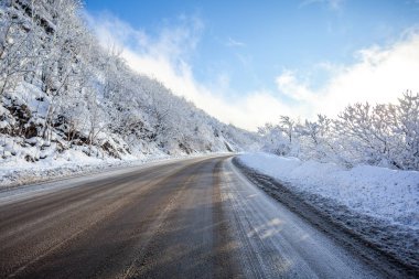 Dağ yolundan güneşli bir günde Rikoti geçmek, Georgia