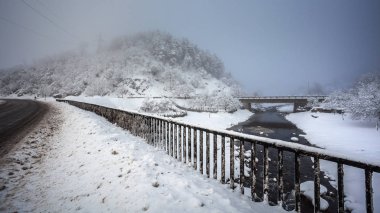 Dağ yolundan güneşli bir günde Rikoti geçmek, Georgia