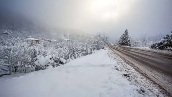 Mountain road in a sunny day, Rikoti pass, Georgia — Stock Photo, Image