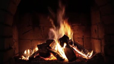 şöminede ateş. yangında yanan odun closeup