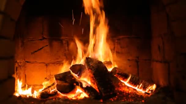 Tűz a kandallóban. Közelkép a tűzifa égett a tűz — Stock videók