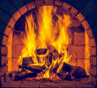 Bir şömine bulunan bir ateş yakar