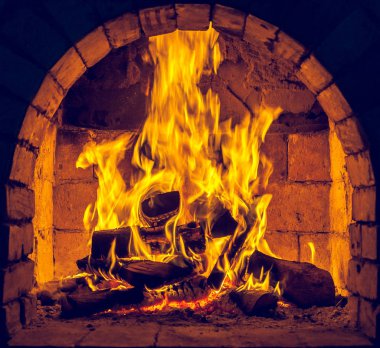 Bir şömine bulunan bir ateş yakar