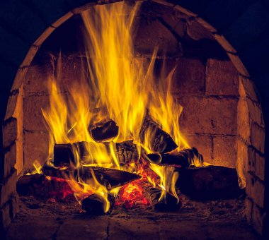 Bir şömine bulunan bir ateş yakar