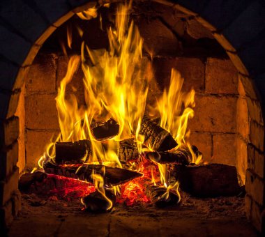 Bir şömine bulunan bir ateş yakar