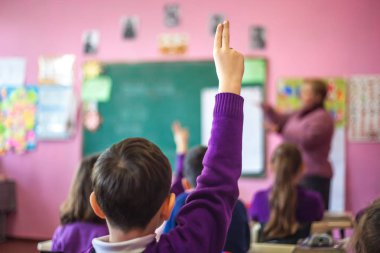 okul çocukları sınıfta aktif olarak katılan