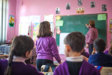 okul çocukları sınıfta aktif olarak katılan