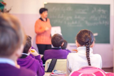 okul çocukları sınıfta aktif olarak katılan