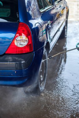 Oto yıkama portre. Araba yüksek basınçlı su ile yıkama