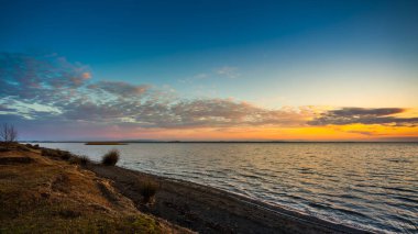 Renkli gökyüzü ve Paliastomi Gölü su sabah, Poti, coğrafi