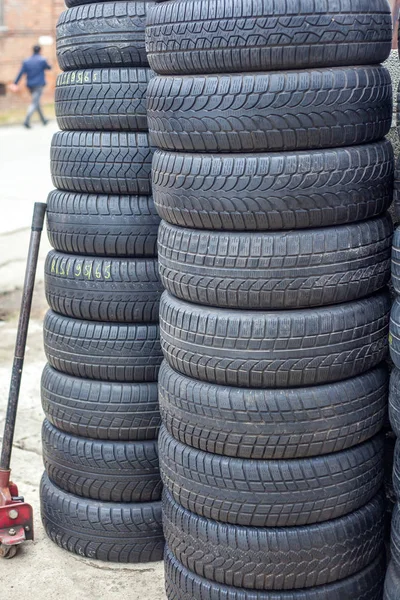 Pila de neumáticos de automóviles usados en el taller de reparación de neumáticos — Foto de Stock