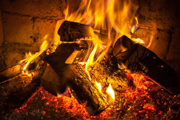 Un fuego arde en una chimenea — Foto de Stock