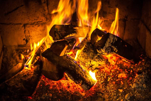 Пожежа горить у каміні — стокове фото