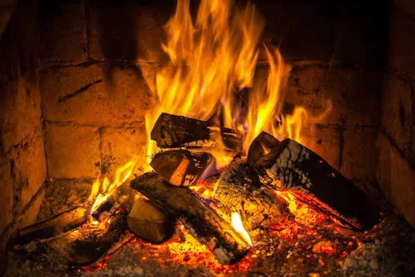 Un fuego arde en una chimenea —  Fotos de Stock