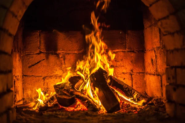 Een vuur verbrandt in een open haard — Stockfoto