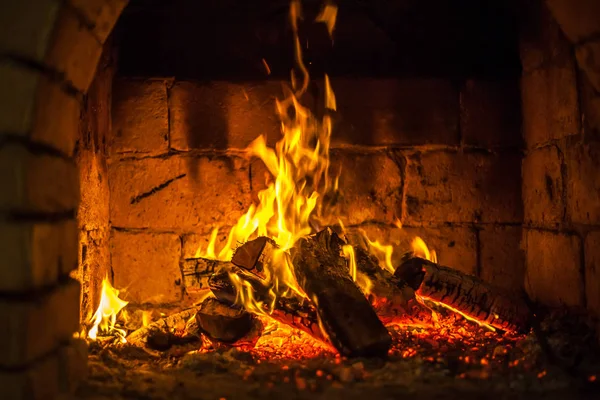 Un fuego arde en una chimenea — Foto de Stock