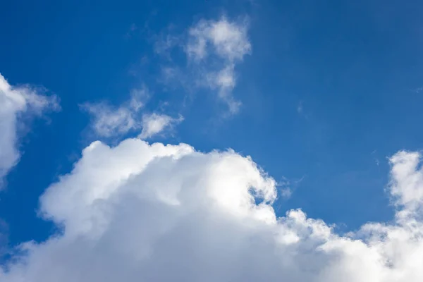Wolken mit blauem Himmel, natürliche Beschaffenheit — Stockfoto