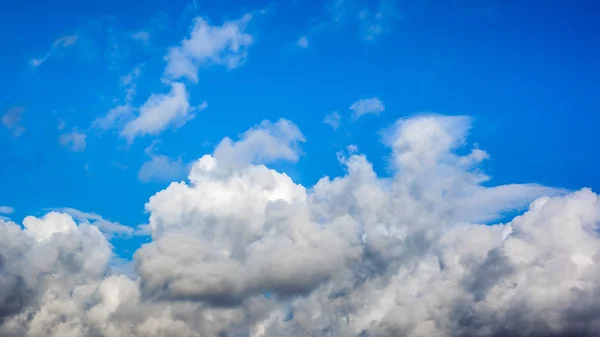 Awan dengan langit biru, tekstur alami — Stok Foto