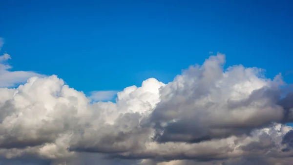 自然な風合いの青い空と雲 — ストック写真