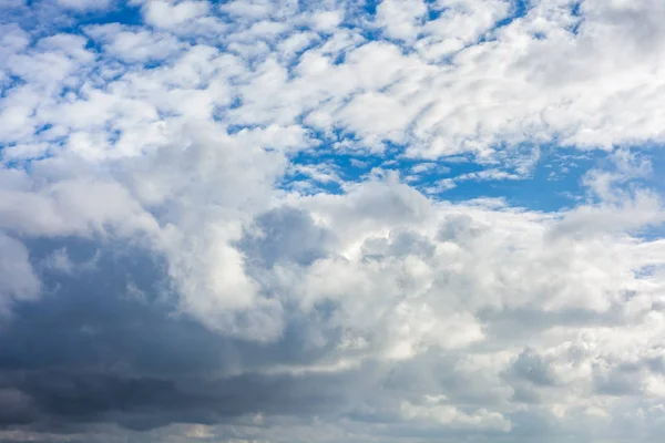 Chmury z błękitnego nieba, naturalne tekstury — Zdjęcie stockowe