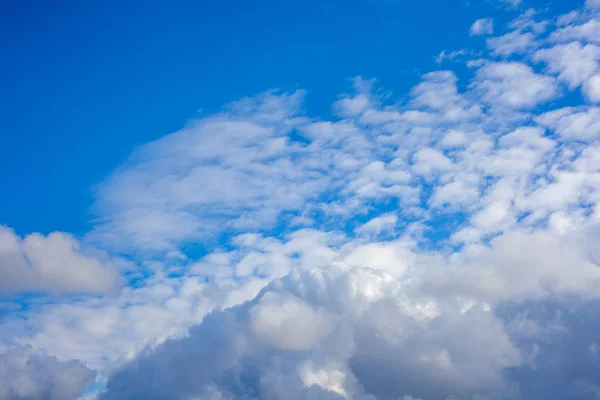 푸른 하늘, 자연 스러운 텍스처와 구름 — 스톡 사진