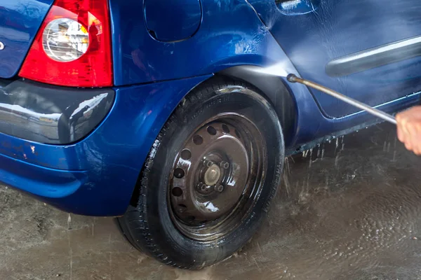 Lavado de autos Primer plano. Lavado de coches por agua de alta presión — Foto de Stock