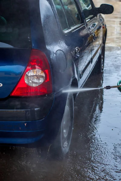 Мийка автомобілів крупним планом. Миття автомобіля від високого тиску води — стокове фото