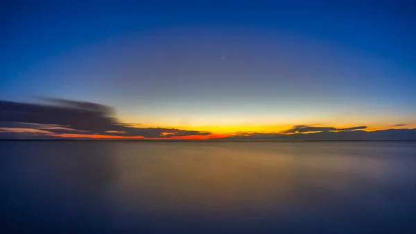 Cielo colorido y agua en el lago Paliastomi por la mañana, Poti, Geo —  Fotos de Stock