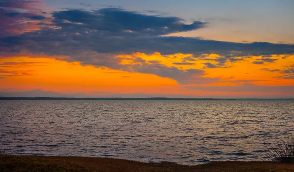 Céu colorido e água no lago Paliastomi de manhã, Poti, Geo — Fotografia de Stock