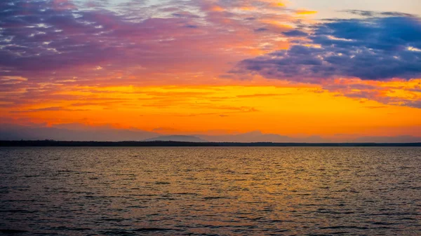 Cielo colorido y agua en el lago Paliastomi por la mañana, Poti, Geo —  Fotos de Stock