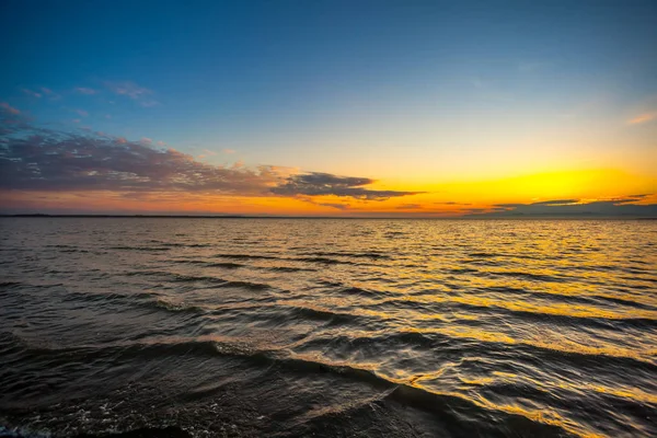 Céu colorido e água no lago Paliastomi de manhã, Poti, Geo — Fotografia de Stock