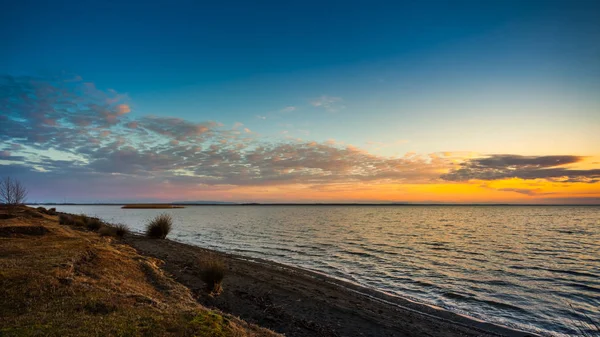 Farbenfroher Himmel und Wasser in Lake Paliastomi am Morgen, poti, geo — Stockfoto