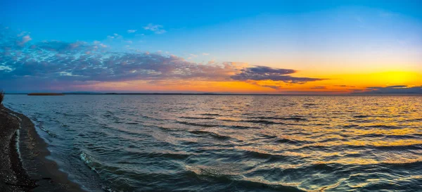 Färgglada himmel och vatten i sjön Paliastomi i morgon, Poti, Geo — Stockfoto