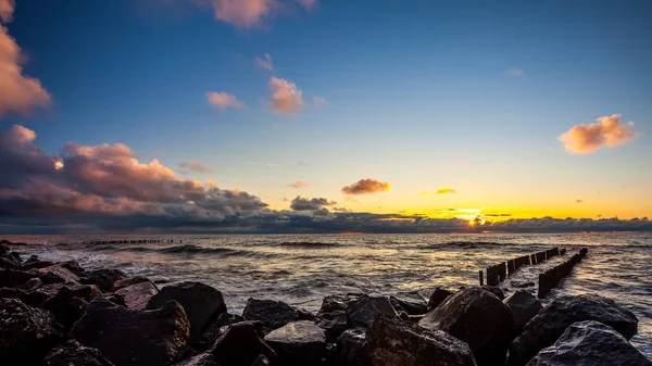 Pôr do sol colorido no Mar Negro, Poti, Geórgia — Fotografia de Stock