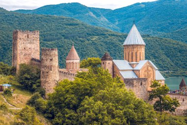 Ananuri Kalesi, Gürcistan'daki Aragvi Nehri üzerinde karmaşık bir Kalesi