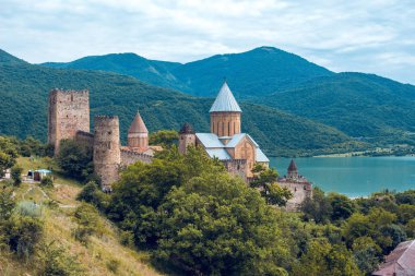 Ananuri Kalesi, Gürcistan'daki Aragvi Nehri üzerinde karmaşık bir Kalesi