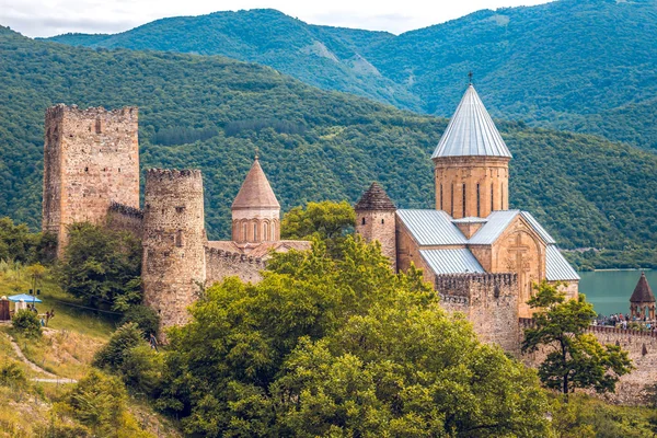 Castelo de Ananuri, um complexo de castelos no rio Aragvi, na Geórgia — Fotografia de Stock