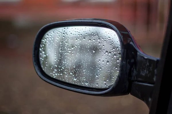 Chuva cai em um espelho do carro — Fotografia de Stock